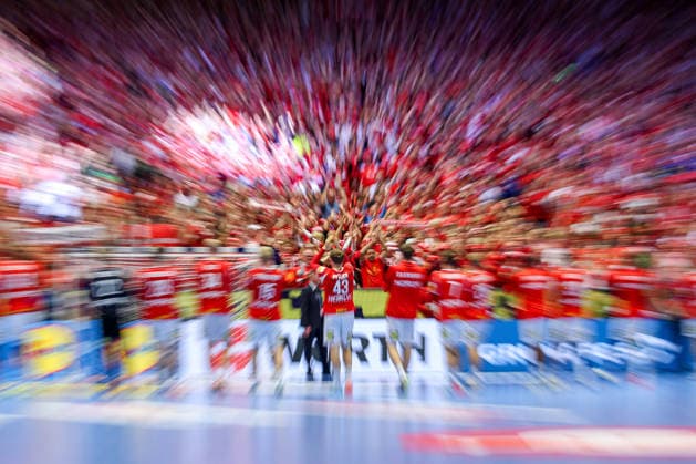 24.01.2026, Handball, Men s EHF EURO 2026, Dänemark -Spanien, Jyske Bank Boxen in Herning, Dänemark, Main Round: Abschlussjubel nach dem Sieg Dänemarks gegen Spanien. Dynamic Feature of the Spectators on the grandstand Dänemark