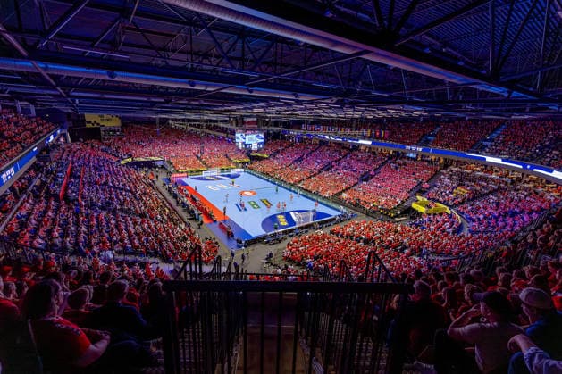 24.01.2026, Handball, Men s EHF EURO 2026, Dänemark -Spanien, Jyske Bank Boxen in Herning, Dänemark, Main Round: Übersichtsbild Übersicht Zuschauer Besucher Spielfeld voll Handballfans Zuschauerzahl Location, Spielstätte Innenansicht Innen Übersichtsfoto Sportstätte Dänemark *** 24 01 2026, Handball, Men s EHF EURO 2026, Denmark Spain, Jyske Bank Boxen in Herning, Denmark, Main Round overview photo overview spectators visitors pitch full handball fans spectator number location, venue interior view interior overview photo sports venue Denmark