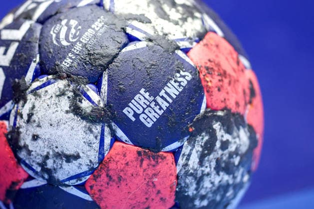 24.01.2026, Handball, Men s EHF EURO 2026, Dänemark -Spanien, Jyske Bank Boxen in Herning, Dänemark, Main Round: offizieller Spielball in Nahaufnahme mit Harz und Schriftzug Pure Greatness Dänemark *** 24 01 2026, Handball, Men s EHF EURO 2026, Denmark Spain, Jyske Bank Boxen in Herning, Denmark, Main Round official match ball in close-up with resin and lettering Pure Greatness Denmark