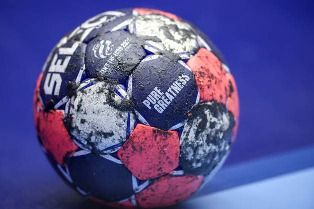 24.01.2026, Handball, Men s EHF EURO 2026, Dänemark -Spanien, Jyske Bank Boxen in Herning, Dänemark, Main Round: offizieller Spielball in Nahaufnahme mit Harz und Schriftzug Pure Greatness Dänemark
