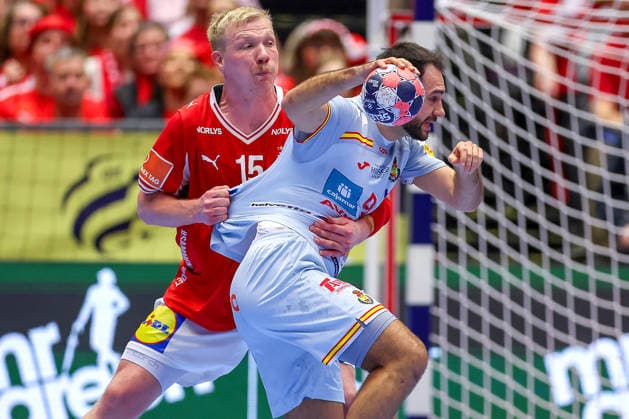 24.01.2026, Handball, Men s EHF EURO 2026, Dänemark -Spanien, Jyske Bank Boxen in Herning, Dänemark, Main Round: Magnus Saugstrup Jensen (Denmark 15) im Zweikampf gegen Ian Tarrafeta Serrano (Espania 09) Dänemark