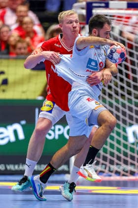 24.01.2026, Handball, Men s EHF EURO 2026, Dänemark -Spanien, Jyske Bank Boxen in Herning, Dänemark, Main Round: Magnus Saugstrup Jensen (Denmark 15) im Zweikampf gegen Ian Tarrafeta Serrano (Espania 09) Dänemark