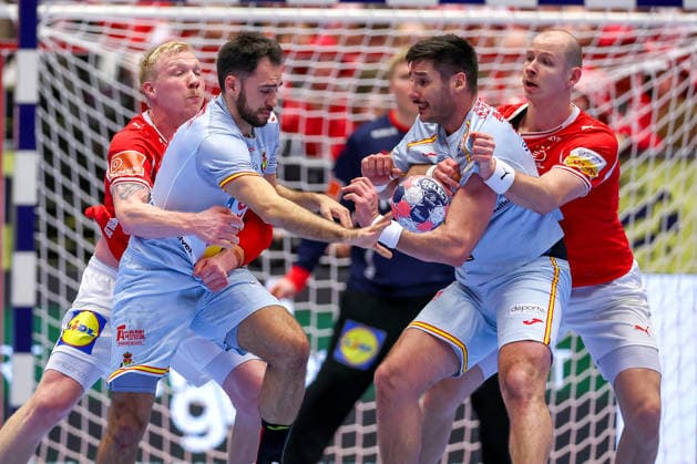 24.01.2026, Handball, Men s EHF EURO 2026, Dänemark -Spanien, Jyske Bank Boxen in Herning, Dänemark, Main Round: Ian Tarrafeta Serrano (Espania 09) und Abel Serdio Guntin (Espania 20) im Zweikampf gegen Magnus Saugstrup Jensen (Denmark 15) Simon Hald Jensen (Denmark 34) Dänemark