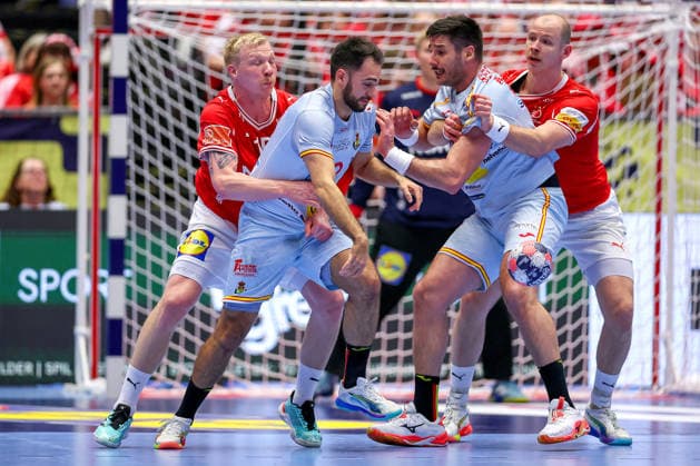 24.01.2026, Handball, Men s EHF EURO 2026, Dänemark -Spanien, Jyske Bank Boxen in Herning, Dänemark, Main Round: Ian Tarrafeta Serrano (Espania 09) und Abel Serdio Guntin (Espania 20) im Zweikampf gegen Magnus Saugstrup Jensen (Denmark 15) Simon Hald Jensen (Denmark 34) Dänemark