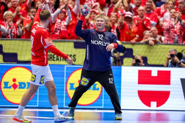 24.01.2026, Handball, Men s EHF EURO 2026, Dänemark -Spanien, Jyske Bank Boxen in Herning, Dänemark, Main Round: Emil Nielsen (Denmark 12) jubelnd neben Mathias Gidsel (Denmark 19) Dänemark