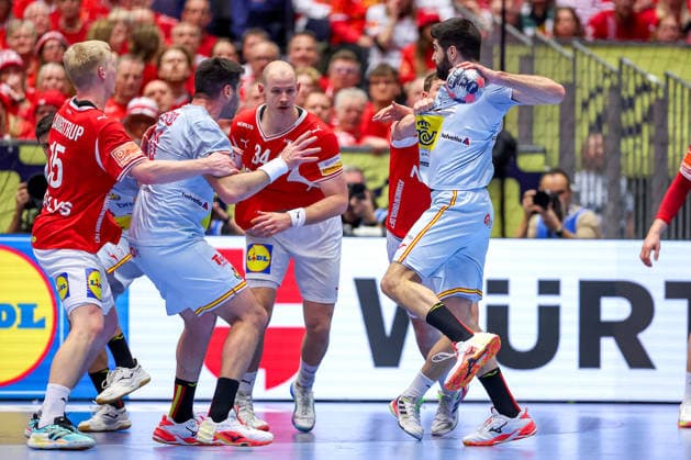 24.01.2026, Handball, Men s EHF EURO 2026, Dänemark -Spanien, Jyske Bank Boxen in Herning, Dänemark, Main Round: Imanol Garciandia Alustiza (Espania 18) und Abel Serdio Guntin (Espania 20) werden von der dänischen Abwehr festgemacht Dänemark