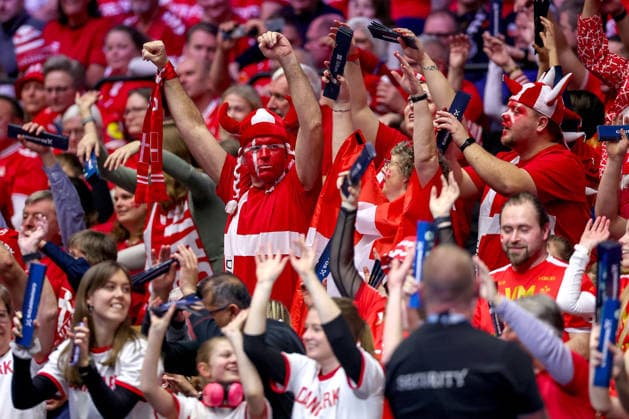 24.01.2026, Handball, Men s EHF EURO 2026, Dänemark -Spanien, Jyske Bank Boxen in Herning, Dänemark, Main Round: Dänische Fans feuern die Mannschaft auf der Tribüne an Dänemark