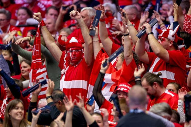 24.01.2026, Handball, Men s EHF EURO 2026, Dänemark -Spanien, Jyske Bank Boxen in Herning, Dänemark, Main Round: Dänische Fans feuern die Mannschaft auf der Tribüne an Dänemark
