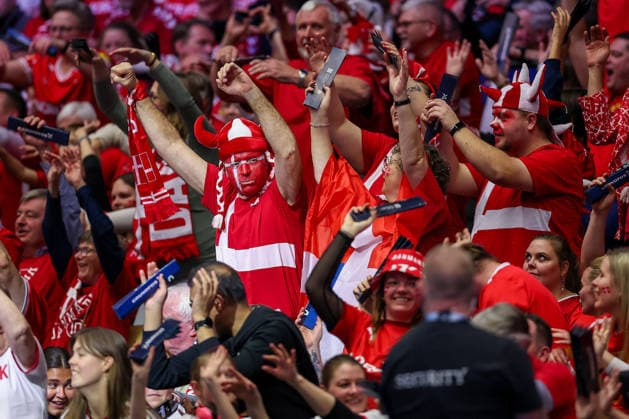 24.01.2026, Handball, Men s EHF EURO 2026, Dänemark -Spanien, Jyske Bank Boxen in Herning, Dänemark, Main Round: Dänische Fans feuern die Mannschaft auf der Tribüne an Dänemark