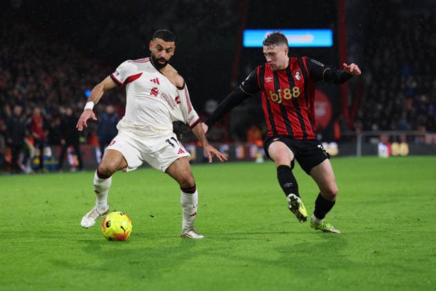 Football - 2025 2026 Premier League - AFC Bournemouth vs Liverpool - Vitality Stadium - Saturday 24th January 2026 Adrien Truffert of Bournemouth grabs Mohamed Salah of Liverpool shirt during the Premier League match at the Vitality Stadium COLORSPORT Shaun Boggust 