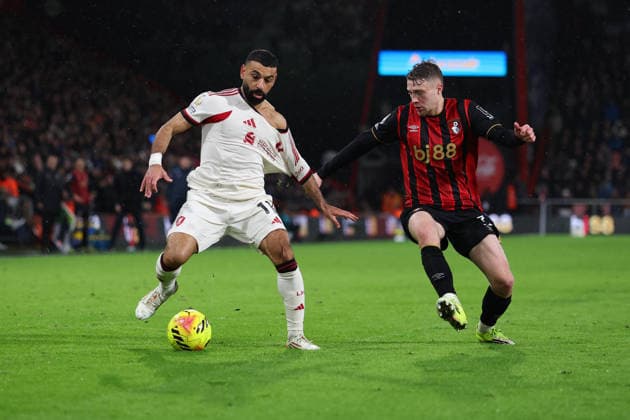 Football - 2025 2026 Premier League - AFC Bournemouth vs Liverpool - Vitality Stadium - Saturday 24th January 2026 Adrien Truffert of Bournemouth grabs Mohamed Salah of Liverpool shirt during the Premier League match at the Vitality Stadium COLORSPORT Shaun Boggust 