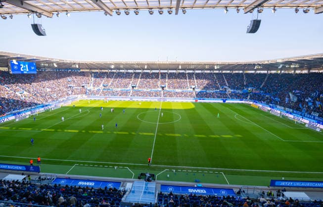 Übersicht im ausverkauften Stadion waehrend des Spiels der 2. Bundesliga zwischen dem Karlsruher SC und Hertha BSC im BBBank Wildpark am 24. January 2026 in Karlsruhe, Deutschland. (Foto von Silas Schüller DeFodi Images) +++ General internal view of the full stadium during the 2. Bundesliga match between Karlsruher SC and Hertha BSC at BBBank Wildpark on January 24, 2026 in Karlsruhe, Germany. (Photo by Silas Schüller DeFodi Images) DFB DFL REGULATIONS PROHIBIT ANY USE OF PHOTOGRAPHS AS IMAGE SEQUENCES AND OR QUASI-VIDEO. (Photo by Silas Schueller DeFodi Images) -