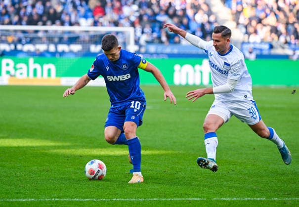 Marvin Wanitzek (Karlsruher SC) in Aktion gegen Paul Seguin (Hertha BSC) waehrend des Spiels der 2. Bundesliga zwischen dem Karlsruher SC und Hertha BSC im BBBank Wildpark am 24. January 2026 in Karlsruhe, Deutschland. (Foto von Silas Schüller DeFodi Images) +++ Marvin Wanitzek (Karlsruher SC) controls the ball against Paul Seguin (Hertha BSC) during the 2. Bundesliga match between Karlsruher SC and Hertha BSC at BBBank Wildpark on January 24, 2026 in Karlsruhe, Germany. (Photo by Silas Schüller DeFodi Images) DFB DFL REGULATIONS PROHIBIT ANY USE OF PHOTOGRAPHS AS IMAGE SEQUENCES AND OR QUASI-VIDEO. (Photo by Silas Schueller DeFodi Images) -