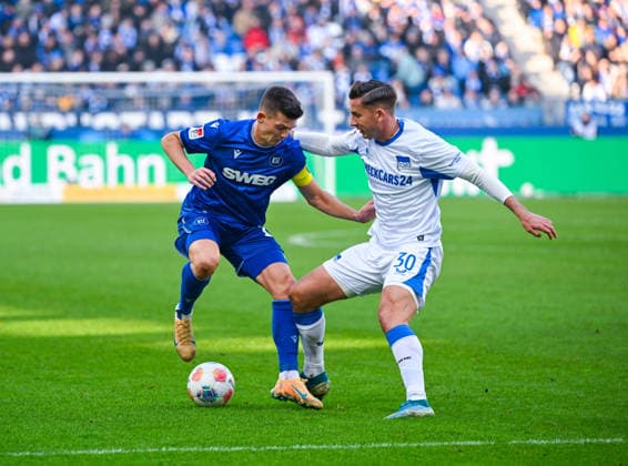 Marvin Wanitzek (Karlsruher SC) und Paul Seguin (Hertha BSC) im Zweikampf waehrend des Spiels der 2. Bundesliga zwischen dem Karlsruher SC und Hertha BSC im BBBank Wildpark am 24. January 2026 in Karlsruhe, Deutschland. (Foto von Silas Schüller DeFodi Images) +++ Marvin Wanitzek (Karlsruher SC) and Paul Seguin (Hertha BSC) battle for the ball during the 2. Bundesliga match between Karlsruher SC and Hertha BSC at BBBank Wildpark on January 24, 2026 in Karlsruhe, Germany. (Photo by Silas Schüller DeFodi Images) DFB DFL REGULATIONS PROHIBIT ANY USE OF PHOTOGRAPHS AS IMAGE SEQUENCES AND OR QUASI-VIDEO. (Photo by Silas Schueller DeFodi Images) -