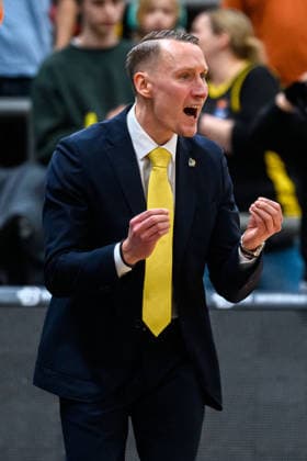 Ludwigsburg, BBL - 25 26 - MHP Riesen Ludwigsburg vs. Basketball Loewen Braunschweig Coach Mikko Riipinen (Ludwigsburg) Gestik Geste gestikuliert Ludwigsburg MHP Arena Baden-Württemberg Deutschland
