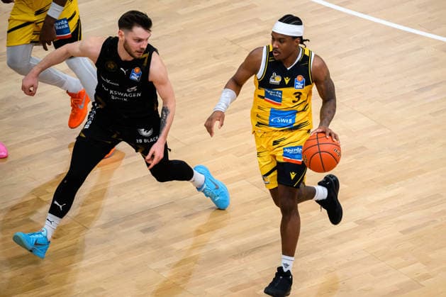 Ludwigsburg, BBL - 25 26 - MHP Riesen Ludwigsburg vs. Basketball Loewen Braunschweig Ferdinand Zylka (Braunschweig), Stefan Smith (Ludwigsburg) Ludwigsburg MHP Arena Baden-Württemberg Deutschland