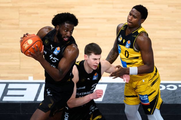 Ludwigsburg, BBL - 25 26 - MHP Riesen Ludwigsburg vs. Basketball Loewen Braunschweig Oluwasimisola Shittu (Braunschweig), Luka Scuka (Braunschweig), Babacar Sane (Ludwigsburg) Ludwigsburg MHP Arena Baden-Württemberg Deutschland