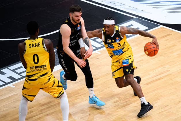 Ludwigsburg, BBL - 25 26 - MHP Riesen Ludwigsburg vs. Basketball Loewen Braunschweig Stefan Smith (Ludwigsburg) Ludwigsburg MHP Arena Baden-Württemberg Deutschland