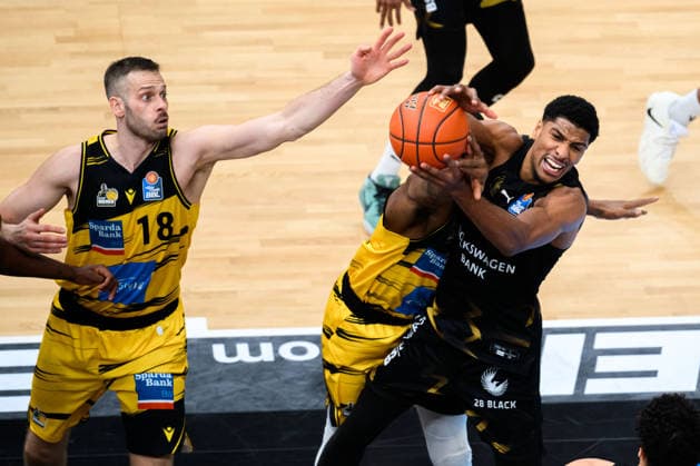 Ludwigsburg, BBL - 25 26 - MHP Riesen Ludwigsburg vs. Basketball Loewen Braunschweig Jonas Wohlfarth-Bottermann (Ludwigsburg), Yorman Polas Bartolo (Ludwigsburg), David Nguessan (Braunschweig) Ludwigsburg MHP Arena Baden-Württemberg Deutschland