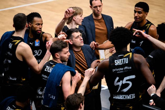 Ludwigsburg, BBL - 25 26 - MHP Riesen Ludwigsburg vs. Basketball Loewen Braunschweig Coach Konstantinos Papazoglou (Braunschweig) in der Auszeit Ludwigsburg MHP Arena Baden-Württemberg Deutschland