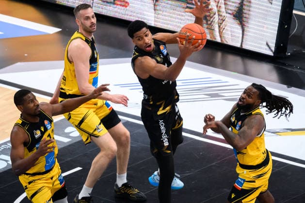 Ludwigsburg, BBL - 25 26 - MHP Riesen Ludwigsburg vs. Basketball Loewen Braunschweig Yorman Polas Bartolo (Ludwigsburg), Jonas Wohlfarth-Bottermann (Ludwigsburg), David Nguessan (Braunschweig), Ludwigsburg MHP Arena Baden-Württemberg Deutschland