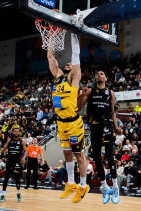 Ludwigsburg, BBL - 25 26 - MHP Riesen Ludwigsburg vs. Basketball Loewen Braunschweig Gavin Schilling (Ludwigsburg), David Nguessan (Braunschweig) Ludwigsburg MHP Arena Baden-Württemberg Deutschland