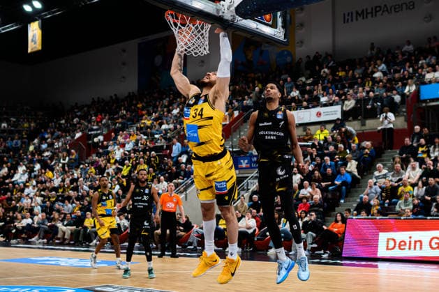 Ludwigsburg, BBL - 25 26 - MHP Riesen Ludwigsburg vs. Basketball Loewen Braunschweig Gavin Schilling (Ludwigsburg), David Nguessan (Braunschweig) Ludwigsburg MHP Arena Baden-Württemberg Deutschland