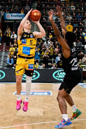Ludwigsburg, BBL - 25 26 - MHP Riesen Ludwigsburg vs. Basketball Loewen Braunschweig Toms Skuja (Ludwigsburg), Grant Sherfield (Braunschweig) Ludwigsburg MHP Arena Baden-Württemberg Deutschland