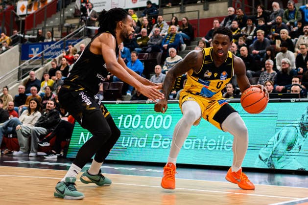 Ludwigsburg, BBL - 25 26 - MHP Riesen Ludwigsburg vs. Basketball Loewen Braunschweig v.li. Chip Flanigan (Braunschweig), Babacar Sane (Ludwigsburg) Ludwigsburg MHP Arena Baden-Württemberg Deutschland