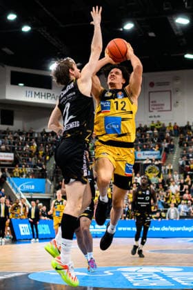 Ludwigsburg, BBL - 25 26 - MHP Riesen Ludwigsburg vs. Basketball Loewen Braunschweig Benjamin Schroeder Schröder (Braunschweig), Lenny Anigbata (Ludwigsburg) Ludwigsburg MHP Arena Baden-Württemberg Deutschland