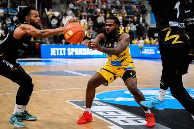 Ludwigsburg, BBL - 25 26 - MHP Riesen Ludwigsburg vs. Basketball Loewen Braunschweig Chip Flanigan (Braunschweig), Traveon Buchanan (Ludwigsburg) Ludwigsburg MHP Arena Baden-Württemberg Deutschland