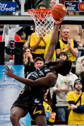 Ludwigsburg, BBL - 25 26 - MHP Riesen Ludwigsburg vs. Basketball Loewen Braunschweig Oluwasimisola Shittu (Braunschweig) Ludwigsburg MHP Arena Baden-Württemberg Deutschland