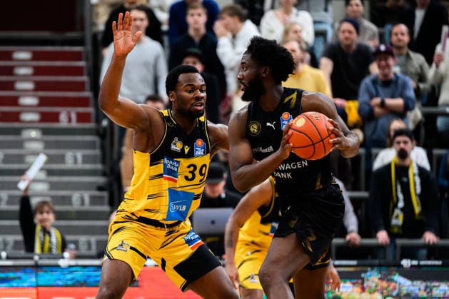 Ludwigsburg, BBL - 25 26 - MHP Riesen Ludwigsburg vs. Basketball Loewen Braunschweig Maxwell Dongmo Temoka (Ludwigsburg), Oluwasimisola Shittu (Braunschweig) Ludwigsburg MHP Arena Baden-Württemberg Deutschland