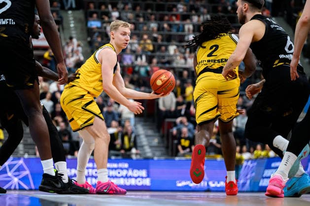 Ludwigsburg, BBL - 25 26 - MHP Riesen Ludwigsburg vs. Basketball Loewen Braunschweig Toms Skuja (Ludwigsburg), Traveon Buchanan (Ludwigsburg) Ludwigsburg MHP Arena Baden-Württemberg Deutschland