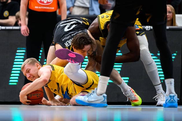 Ludwigsburg, BBL - 25 26 - MHP Riesen Ludwigsburg vs. Basketball Loewen Braunschweig Toms Skuja (Ludwigsburg), Benjamin Schroeder Schröder (Braunschweig), Yorman Polas Bartolo (Ludwigsburg) Ludwigsburg MHP Arena Baden-Württemberg Deutschland
