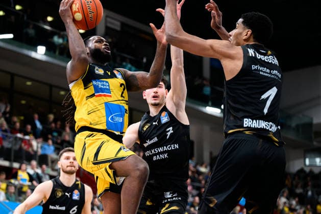 Ludwigsburg, BBL - 25 26 - MHP Riesen Ludwigsburg vs. Basketball Loewen Braunschweig Traveon Buchanan (Ludwigsburg), Nikola Tomic (Braunschweig), David Nguessan (Braunschweig) Ludwigsburg MHP Arena Baden-Württemberg Deutschland