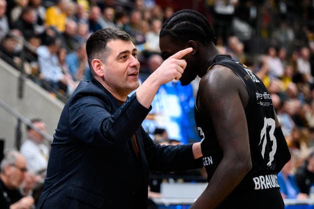 Ludwigsburg, BBL - 25 26 - MHP Riesen Ludwigsburg vs. Basketball Loewen Braunschweig Coach Konstantinos Papazoglou (Braunschweig), Barra Njie (Braunschweig) Ludwigsburg MHP Arena Baden-Württemberg Deutschland