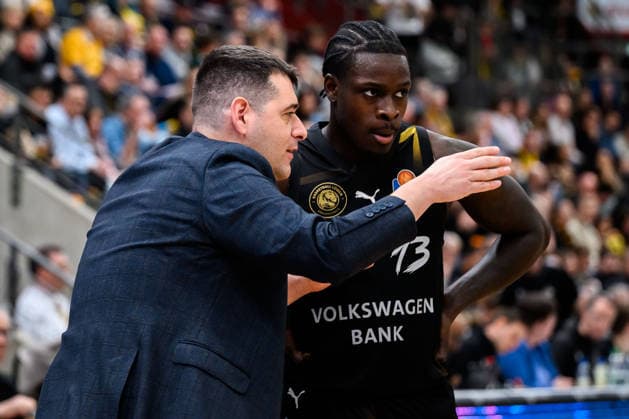 Ludwigsburg, BBL - 25 26 - MHP Riesen Ludwigsburg vs. Basketball Loewen Braunschweig Coach Konstantinos Papazoglou (Braunschweig), Barra Njie (Braunschweig) Ludwigsburg MHP Arena Baden-Württemberg Deutschland