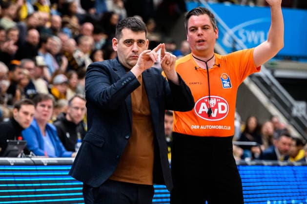 Ludwigsburg, BBL - 25 26 - MHP Riesen Ludwigsburg vs. Basketball Loewen Braunschweig Coach Konstantinos Papazoglou (Braunschweig) Ludwigsburg MHP Arena Baden-Württemberg Deutschland