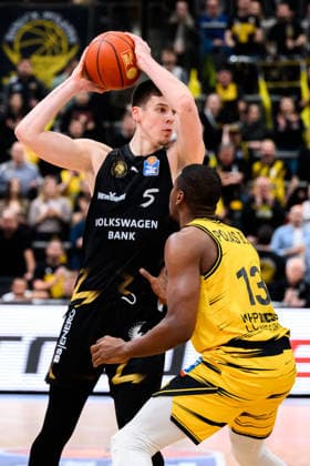 Ludwigsburg, BBL - 25 26 - MHP Riesen Ludwigsburg vs. Basketball Loewen Braunschweig Luka Scuka (Braunschweig), Yorman Polas Bartolo (Ludwigsburg) Ludwigsburg MHP Arena Baden-Württemberg Deutschland