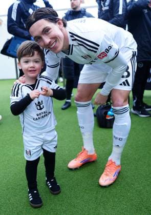 Harry Wilson of Fulham with his son Fulham v Brighton and Hove Albion, Premier League, Football, Craven Cottage, London, UK - 24 Jan 2026London Craven Cottage United Kingdom EDITORIAL USE ONLY No use with unauthorised audio, video, data, fixture lists, club league logos or live services. Online in-match use limited to 120 images, no video emulation. No use in betting, games or single club league player publications. Copyright: xJavierxGarcia Shutterstockx 16425974df