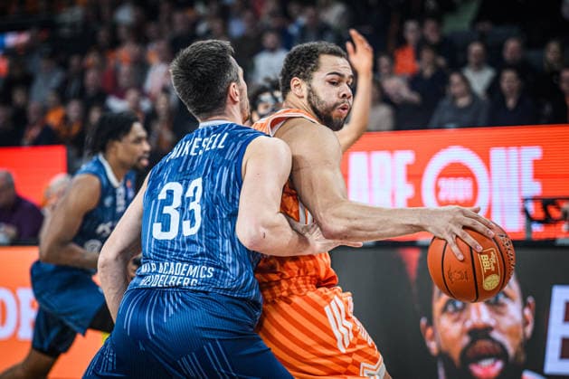 Neu Ulm, Deutschland, 24.01.26: Ryan Miksell (MLP Academics Heidelberg) und Christopher Ledlum (ratiopharm ulm) im Zweikampf waehrend des Basketball Bundesliga Spiels zwischen ratiopharm ulm vs MLP Academics Heidelberg in der ratiopharm Arena am 24. Januar 2026 in Neu Ulm, Deutschland. (Foto von Harry Langer DeFodi Images) ratiopharm Arena, Germany, 24.01.26: Ryan Miksell (MLP Academics Heidelberg) und Christopher Ledlum (ratiopharm ulm) battle for the ball during the Basketball Bundesliga match between ratiopharm ulm vs MLP Academics Heidelberg at Neu Ulm on January 24, 2026 in ratiopharm Arena, Germany. (Photo by Harry Langer DeFodi Images) (Photo by Harry Langer DeFodi Images) -