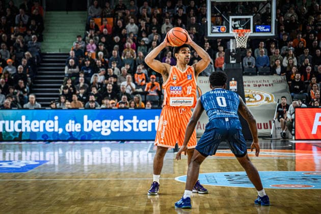 Neu Ulm, Deutschland, 24.01.26: Mark Smith (ratiopharm ulm) und DJ Horne (MLP Academics Heidelberg) im Zweikampf waehrend des Basketball Bundesliga Spiels zwischen ratiopharm ulm vs MLP Academics Heidelberg in der ratiopharm Arena am 24. Januar 2026 in Neu Ulm, Deutschland. (Foto von Harry Langer DeFodi Images) ratiopharm Arena, Germany, 24.01.26: Mark Smith (ratiopharm ulm) und DJ Horne (MLP Academics Heidelberg) battle for the ball during the Basketball Bundesliga match between ratiopharm ulm vs MLP Academics Heidelberg at Neu Ulm on January 24, 2026 in ratiopharm Arena, Germany. (Photo by Harry Langer DeFodi Images) (Photo by Harry Langer DeFodi Images) -