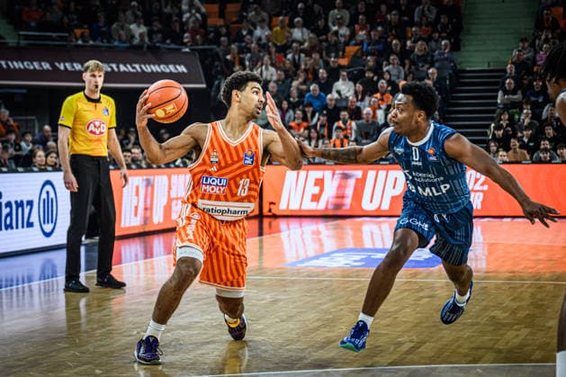 Neu Ulm, Deutschland, 24.01.26: Mark Smith (ratiopharm ulm) und DJ Horne (MLP Academics Heidelberg) im Zweikampf waehrend des Basketball Bundesliga Spiels zwischen ratiopharm ulm vs MLP Academics Heidelberg in der ratiopharm Arena am 24. Januar 2026 in Neu Ulm, Deutschland. (Foto von Harry Langer DeFodi Images) ratiopharm Arena, Germany, 24.01.26: Mark Smith (ratiopharm ulm) und DJ Horne (MLP Academics Heidelberg) battle for the ball during the Basketball Bundesliga match between ratiopharm ulm vs MLP Academics Heidelberg at Neu Ulm on January 24, 2026 in ratiopharm Arena, Germany. (Photo by Harry Langer DeFodi Images) (Photo by Harry Langer DeFodi Images) -