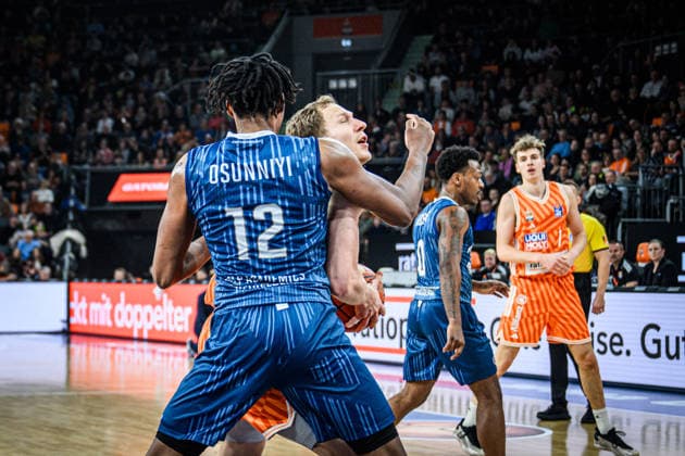 Neu Ulm, Deutschland, 24.01.26: Osun Osunniyi (MLP Academics Heidelberg) und Christian Sengfelder (ratiopharm ulm) im Zweikampf waehrend des Basketball Bundesliga Spiels zwischen ratiopharm ulm vs MLP Academics Heidelberg in der ratiopharm Arena am 24. Januar 2026 in Neu Ulm, Deutschland. (Foto von Harry Langer DeFodi Images) ratiopharm Arena, Germany, 24.01.26: Osun Osunniyi (MLP Academics Heidelberg) und Christian Sengfelder (ratiopharm ulm) battle for the ball during the Basketball Bundesliga match between ratiopharm ulm vs MLP Academics Heidelberg at Neu Ulm on January 24, 2026 in ratiopharm Arena, Germany. (Photo by Harry Langer DeFodi Images) (Photo by Harry Langer DeFodi Images) -