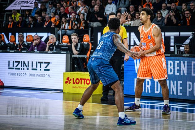 Neu Ulm, Deutschland, 24.01.26: DJ Horne (MLP Academics Heidelberg) und Mark Smith (ratiopharm ulm) im Zweikampf waehrend des Basketball Bundesliga Spiels zwischen ratiopharm ulm vs MLP Academics Heidelberg in der ratiopharm Arena am 24. Januar 2026 in Neu Ulm, Deutschland. (Foto von Harry Langer DeFodi Images) ratiopharm Arena, Germany, 24.01.26: DJ Horne (MLP Academics Heidelberg) und Mark Smith (ratiopharm ulm) battle for the ball during the Basketball Bundesliga match between ratiopharm ulm vs MLP Academics Heidelberg at Neu Ulm on January 24, 2026 in ratiopharm Arena, Germany. (Photo by Harry Langer DeFodi Images) (Photo by Harry Langer DeFodi Images) -