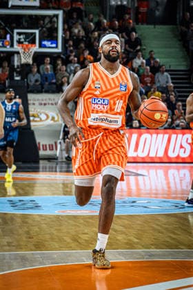 Neu Ulm, Deutschland, 24.01.26: Malik Osborne (ratiopharm ulm) in Aktion, am Ball, Einzelaktion waehrend des Basketball Bundesliga Spiels zwischen ratiopharm ulm vs MLP Academics Heidelberg in der ratiopharm Arena am 24. Januar 2026 in Neu Ulm, Deutschland. (Foto von Harry Langer DeFodi Images) ratiopharm Arena, Germany, 24.01.26: Malik Osborne (ratiopharm ulm) controls the Ball during the Basketball Bundesliga match between ratiopharm ulm vs MLP Academics Heidelberg at Neu Ulm on January 24, 2026 in ratiopharm Arena, Germany. (Photo by Harry Langer DeFodi Images) (Photo by Harry Langer DeFodi Images) -