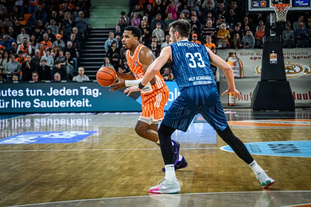 Neu Ulm, Deutschland, 24.01.26: Justin Simon (ratiopharm ulm) und Ryan Miksell (MLP Academics Heidelberg) im Zweikampf waehrend des Basketball Bundesliga Spiels zwischen ratiopharm ulm vs MLP Academics Heidelberg in der ratiopharm Arena am 24. Januar 2026 in Neu Ulm, Deutschland. (Foto von Harry Langer DeFodi Images) ratiopharm Arena, Germany, 24.01.26: Justin Simon (ratiopharm ulm) und Ryan Miksell (MLP Academics Heidelberg) battle for the ball during the Basketball Bundesliga match between ratiopharm ulm vs MLP Academics Heidelberg at Neu Ulm on January 24, 2026 in ratiopharm Arena, Germany. (Photo by Harry Langer DeFodi Images) (Photo by Harry Langer DeFodi Images) -