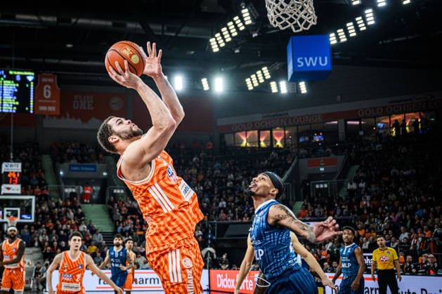 Neu Ulm, Deutschland, 24.01.26: Christopher Ledlum (ratiopharm ulm) und Michael Weathers (MLP Academics Heidelberg) im Zweikampf waehrend des Basketball Bundesliga Spiels zwischen ratiopharm ulm vs MLP Academics Heidelberg in der ratiopharm Arena am 24. Januar 2026 in Neu Ulm, Deutschland. (Foto von Harry Langer DeFodi Images) ratiopharm Arena, Germany, 24.01.26: Christopher Ledlum (ratiopharm ulm) und Michael Weathers (MLP Academics Heidelberg) battle for the ball during the Basketball Bundesliga match between ratiopharm ulm vs MLP Academics Heidelberg at Neu Ulm on January 24, 2026 in ratiopharm Arena, Germany. (Photo by Harry Langer DeFodi Images) (Photo by Harry Langer DeFodi Images) -