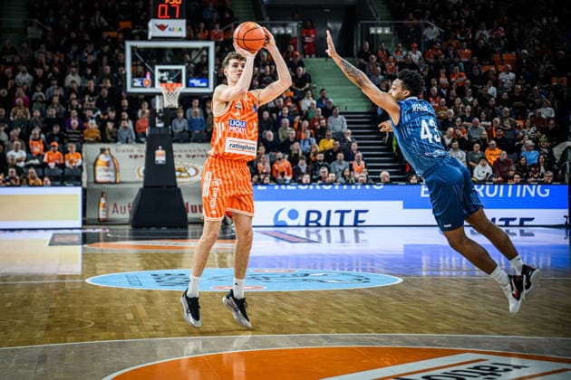 Neu Ulm, Deutschland, 24.01.26: Tobias Jensen (ratiopharm ulm) undEric Reed Jr. (MLP Academics Heidelberg) im Zweikampf waehrend des Basketball Bundesliga Spiels zwischen ratiopharm ulm vs MLP Academics Heidelberg in der ratiopharm Arena am 24. Januar 2026 in Neu Ulm, Deutschland. (Foto von Harry Langer DeFodi Images) ratiopharm Arena, Germany, 24.01.26: Tobias Jensen (ratiopharm ulm) undEric Reed Jr. (MLP Academics Heidelberg) battle for the ball during the Basketball Bundesliga match between ratiopharm ulm vs MLP Academics Heidelberg at Neu Ulm on January 24, 2026 in ratiopharm Arena, Germany. (Photo by Harry Langer DeFodi Images) (Photo by Harry Langer DeFodi Images) -